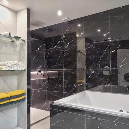 Boutique Owned By Emperor Peter The Great With 2 Balconies & Jacuzzi Apartment