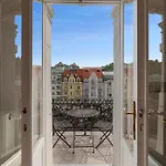 Boutique Owned By Emperor Peter The Great With 2 Balconies & Jacuzzi
