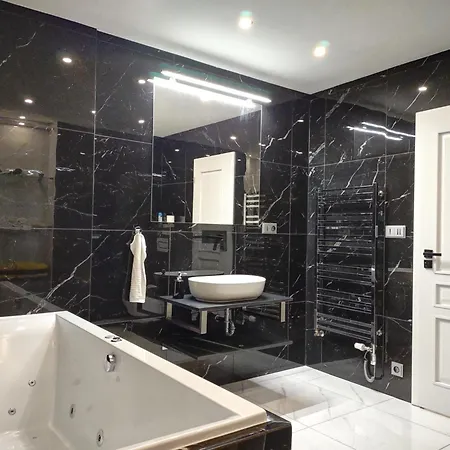 Apartment Boutique Owned By Emperor Peter The Great With 2 Balconies & Jacuzzi Karlsbad