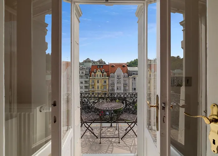 Boutique Owned By Emperor Peter The Great With 2 Balconies & Jacuzzi